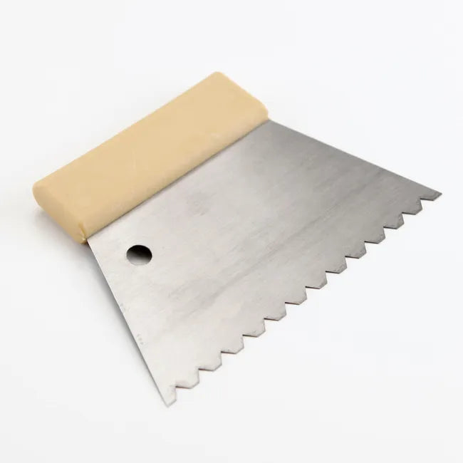 Spatule crantée pour colle parquet B11